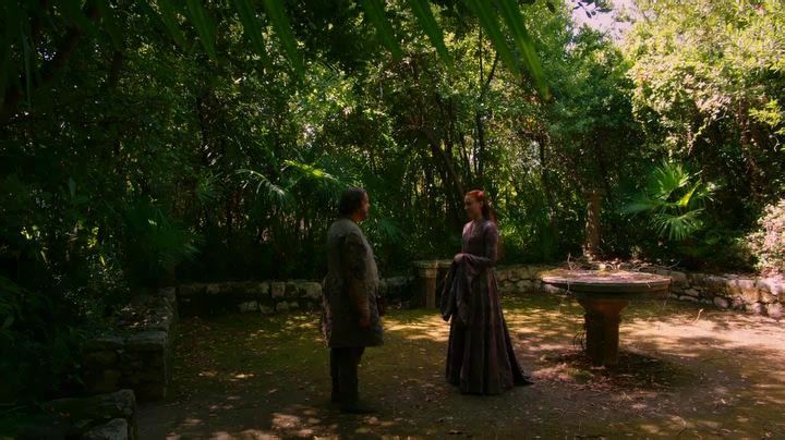 Dontos gives Sansa a necklace