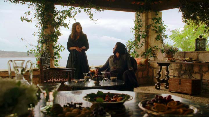 Lady Olenna talks with Margaery in the garden