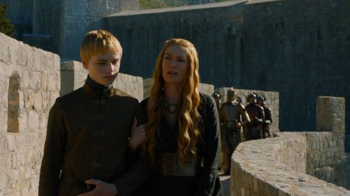 King Tommen talks with Cersei